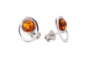 Ezüst fülbevaló bedugós karika barna borostyánnal - 