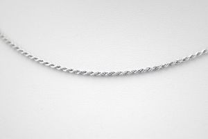 Elegáns sodort csillogó ródiumbevonatú ezüst nyaklánc - 